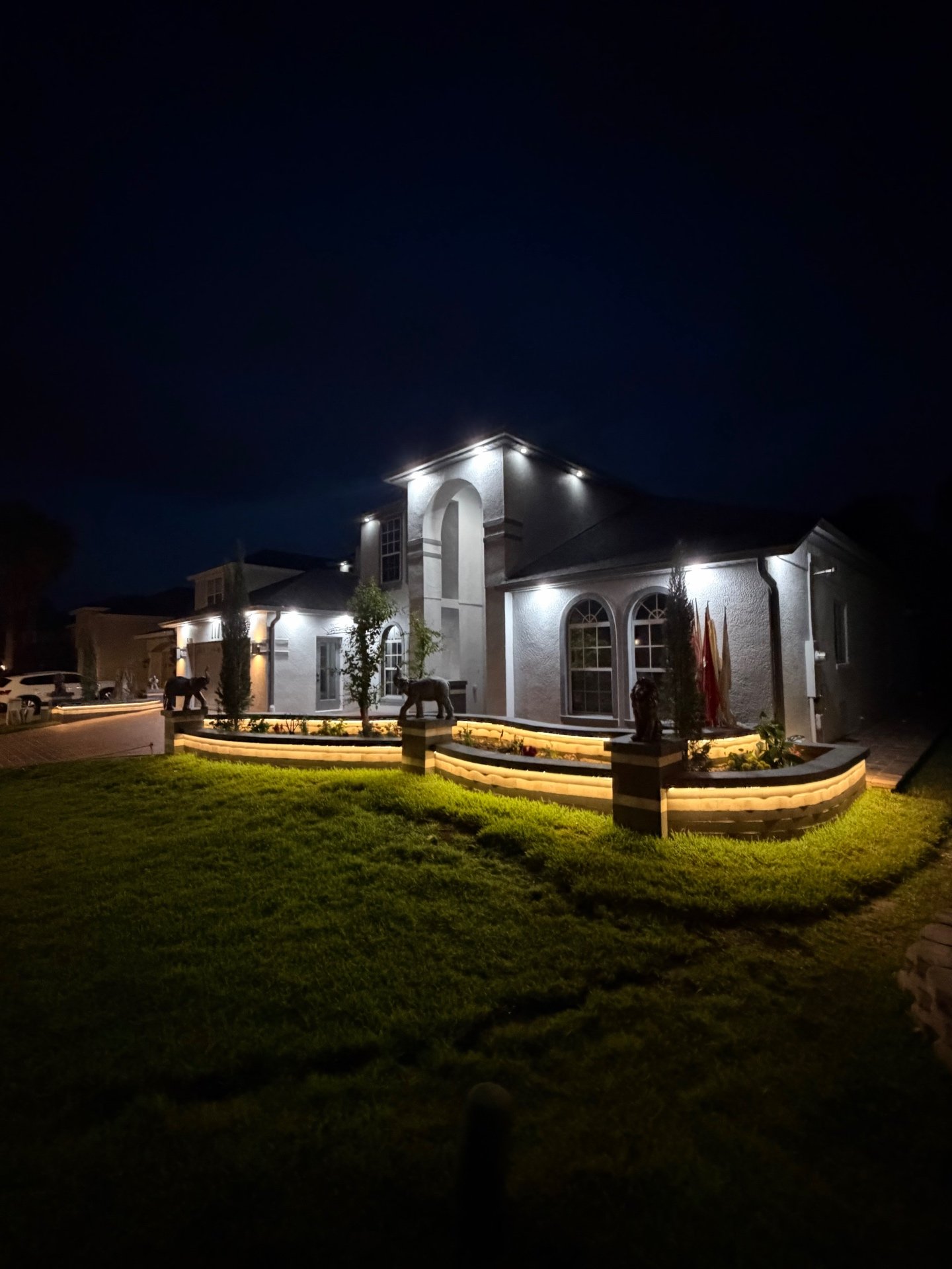 Illuminated retaining wall with architectural sculptures